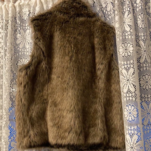 Girl’s size 12/14 faux fur vest by Justice. Very gently used. - Picture 4 of 6
